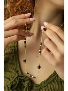 Pierres delicates Pozłacany naszyjnik z tygrysim okiem - dł. 70 cm rozmiar: onesize. Brązowe naszyjniki Pierres delicates, pozłacane. Za 65,99 zł.