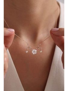 Lodie Silver Pozłacany naszyjnik z elementem ozdobnym - dł. 42 cm rozmiar: onesize. Szare naszyjniki Lodie Silver, z cyrkonią, pozłacane. Za 105,45 zł.