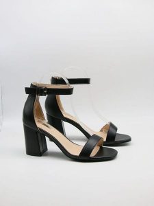 Bellucci Sandały w kolorze czarnym na obcasie rozmiar: 38. Czarne sandały Bellucci, bez wzorów, z otwartym noskiem, bez obcasa, na koturnie, bez zapięcia. Za 86,99 zł.