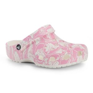 Klapki Crocs Classic Duke Print Clog. Czerwone klapki Crocs, bez wzorów, bez obcasa. Za 129,99 zł.
