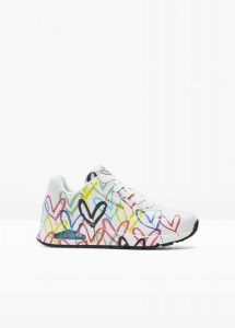 Sneakersy Skechers. Białe buty sportowe bonprix, bez wzorów, bez zapięcia. Za 399,99 zł.
