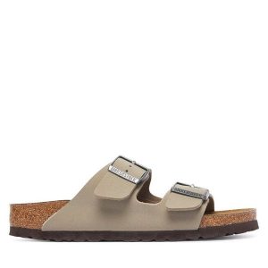Klapki Birkenstock. Brązowe klapki Birkenstock, bez wzorów, bez obcasa. Za 399,99 zł.