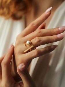 Pierres de Jade Pozłacany pierścionek z perłą rozmiar: onesize. Białe pierścionki Pierres de Jade, z perłą, pozłacane. Za 34,99 zł.