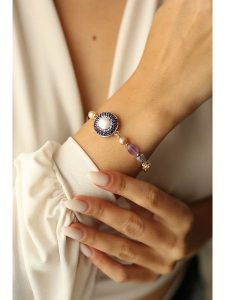 L'Atelier de Gaia Pozłacana bransoletka z perłami i ametystami rozmiar: onesize. Pomarańczowe bransoletki L'Atelier de Gaia, z ametystem, pozłacane. Za 52,99 zł.