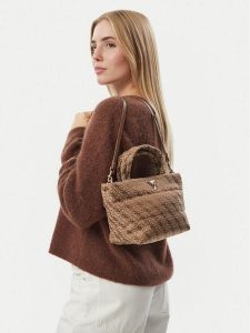 Guess Torebka J6BZ06 W3969 Brązowy. Brązowe kuferki Guess, z aplikacjami, z materiału, bez dodatków. Za 324,99 zł.