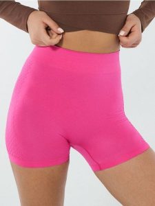 Krótkie legginsy z ozdobnym wzorem po bokach - różowy. Czerwone legginsy Sinsay, bez wzorów, krótkie. W wyprzedaży za 15,99 zł.