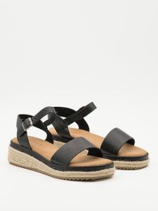 Belucci Sandały w kolorze czarnym na koturnie rozmiar: 36. Czarne sandały Belucci, bez wzorów, z otwartym noskiem, bez obcasa, na koturnie, bez zapięcia. Za 78,99 zł.