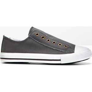 Sneakersy. Białe buty sportowe bonprix, bez wzorów, bez zapięcia. Za 94,99 zł.