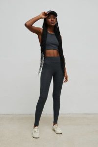 Legginsy z cienkiej prążkowanej dzianiny w kolorze GRAPHITE - HIPS LIGHT-XS. Szare legginsy Marsala, bez wzorów, z bawełny. Za 199,90 zł.