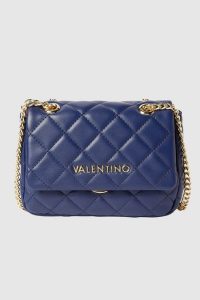 VALENTINO Granatowa torebka Ocarina. Niebieskie listonoszki Valentino by Mario Valentino, bez wzorów, na ramię, małe, pikowane, bez dodatków. W wyprzedaży za 310,99 zł.