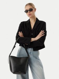 Calvin Klein Torebka Foil Logo Medium LV04F3736G Czarny. Czarne torebki klasyczne Calvin Klein, bez wzorów, ze skóry, bez dodatków. Za 529,99 zł.