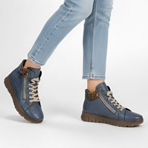 Trzewiki damskie Rieker, codzienne i skórzane na płaskim obcasie, niebieskie, N1305-14. Niebieskie botki Rieker, z dzianiny, bez obcasa, na płaskiej podeszwie, bez zapięcia. Za 373,99 zł.