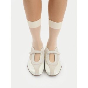 Baleriny Reebok. Białe balerinki Reebok, bez wzorów, bez obcasa, bez zapięcia. Za 299,99 zł.