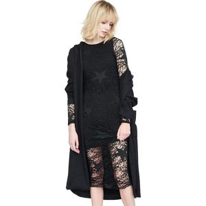 Płaszcz w kolorze czarnym. Czarne płaszcze marki Simple, s, w paski. W wyprzedaży za 349,95 zł.