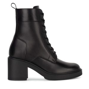 Botki GINO ROSSI. Czarne botki Gino Rossi, bez wzorów, bez obcasa, na słupku, bez zapięcia. Za 349,99 zł.