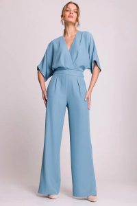 Elegancki kombinezon damski z kopertowym dekoltem błękitny. Niebieskie sukienki Stylove, na imprezę, m, bez wzorów, eleganckie, bez kołnierzyka, bez ramiączek, kopertowe. Za 519,00 zł.