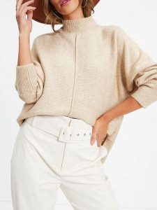 Milan Kiss Sweter w kolorze beżowym rozmiar: M. Brązowe swetry oversize Milan Kiss, m, bez wzorów, bez ramiączek. Za 152,99 zł.