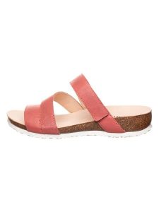 Think! Skórzane klapki w kolorze jasnoczerwonym rozmiar: 40. Czerwone klapki Think, bez wzorów, z otwartym noskiem, bez obcasa. Za 173,99 zł.