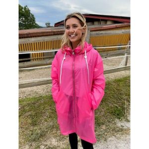 Kurtka przeciwdeszczowa dla kobiet do jazdy konnej Ju & Pa Marion. Czerwone kurtki JU ET PA, uniwersalny, bez wzorów, bez kaptura. W wyprzedaży za 269,00 zł.