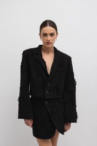 Krótka marynarka z surowej tkaniny w kolorze CZARNYM - UNIQUE. Czarne marynarki i żakiety Marsala, bez wzorów, z bawełny, klasyczne. W wyprzedaży za 57,48 zł.