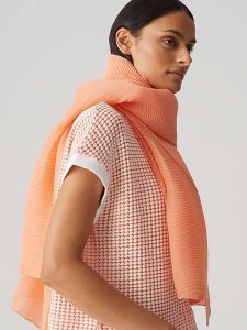 OPUS Szal w kolorze pomarańczowym rozmiar: onesize. Pomarańczowe szaliki Opus, bez wzorów, z materiału. Za 100,99 zł.