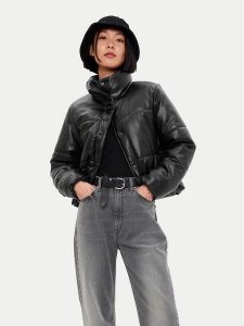 Gap Kurtka z imitacji skóry 486399 Czarny Regular Fit. Czarne kurtki GAP, s, bez wzorów, ze skóry, bez kaptura. Za 539,99 zł.
