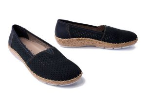 RIEKER 44854-14 blue, baleriny damskie. Niebieskie balerinki Rieker, w ażurowe wzory, z gumy, bez obcasa, na koturnie, bez zapięcia. Za 239,92 zł.