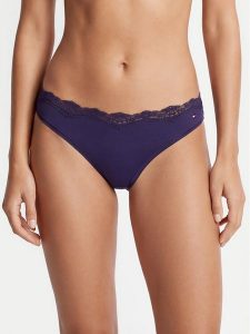 Tommy Hilfiger Stringi UW0UW06053 Granatowy. Niebieskie stringi TOMMY HILFIGER, bez wzorów, z syntetyku. Za 119,99 zł.