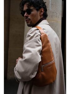 Victor & Hugo Paris Skórzana saszetka "Balt" w kolorze karmelowym - 35 x 30 x 10 cm rozmiar: onesize. Brązowe nerki i saszetki Victor & Hugo Paris, bez wzorów, z materiału. Za 376,95 zł.