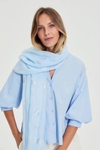 Szal z metalicznym nadrukiem błękitny. Niebieskie szaliki MOODO, bez wzorów, z poliesteru. Za 39,99 zł.