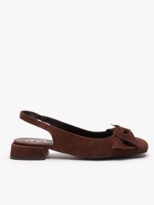 Brązowe czółenka bez pięty z kokardą. Brązowe czółenka Ryłko, bez wzorów, z gumy, bez obcasa, na obcasie, bez zapięcia. Za 399,99 zł.