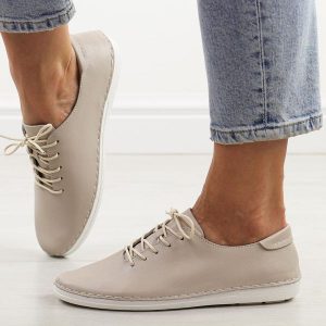 Beżowe skórzane półbuty damskie Dia 645. Brązowe półbuty DiA, na lato, bez wzorów, z jeansu, z okrągłym noskiem, bez obcasa, bez zapięcia. Za 249,00 zł.