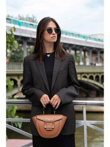 Maison héritage PARIS Skórzana torebka "Mini Votti" w kolorze jasnobrązowym - 30 x 17 x 8 cm rozmiar: onesize. Brązowe torebki klasyczne Maison héritage PARIS, bez wzorów, z materiału, bez dodatków. Za 369,99 zł.