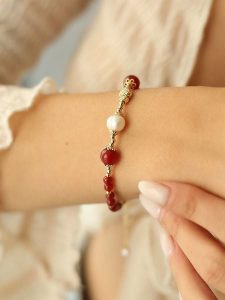 Pierres delicates Pozłacana bransoletka z koralami i perłami rozmiar: onesize. Białe bransoletki Pierres delicates, z koralem, pozłacane. Za 52,99 zł.