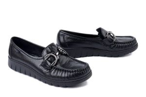 SOLO 068W czarny nova.pl, półbuty damskie. Czarne półbuty Solo, bez wzorów, ze skóry, bez obcasa, bez zapięcia. Za 264,90 zł.