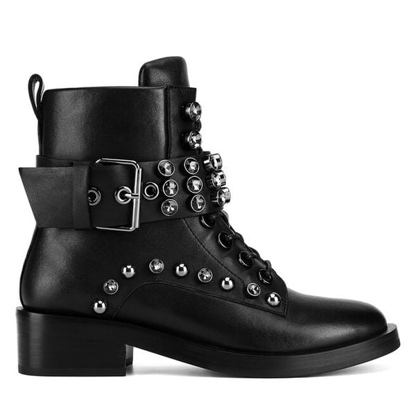 Trzewiki Eva Minge. Czarne botki Eva Minge, bez wzorów, bez obcasa, na płaskiej podeszwie, bez zapięcia. Za 527,99 zł.