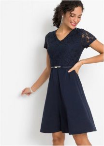 Sukienka mini z koronką i paskiem. Niebieskie sukienki bonprix, bez wzorów, z koronki, eleganckie, bez kołnierzyka, bez ramiączek, mini. Za 147,99 zł.