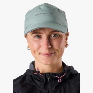 Czapka do biegania unisex Swedemount Ultra Light Running Cap szybkoschnąca. Czerwone czapki SWEDEMOUNT, bez wzorów, z materiału, sportowe. Za 79,99 zł.