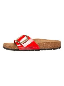 Birkenstock Klapki "Madrid Big Buckle" w kolorze czerwonym rozmiar: 38. Czerwone klapki Birkenstock, bez wzorów, z otwartym noskiem, bez obcasa. Za 331,46 zł.