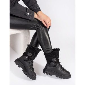 Seastar Czarne sznurowane śniegowce damskie z futerkiem na platformie. Czarne buty zimowe bez obcasa, na platformie, bez zapięcia. Za 245,97 zł.