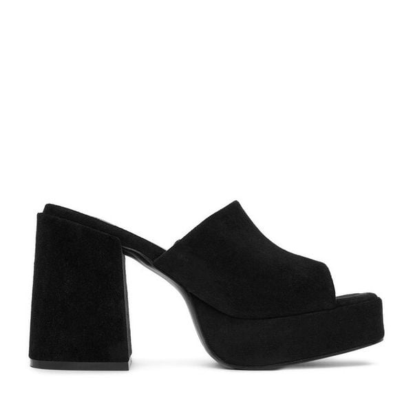 Klapki DeeZee. Czarne klapki DeeZee, bez wzorów, bez obcasa. Za 139,99 zł.