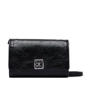 Torebka Calvin Klein. Czarne listonoszki Calvin Klein, bez wzorów, bez dodatków. Za 289,99 zł.