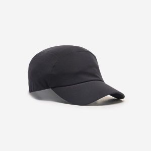 Czapka z daszkiem fitness Domyos. Czarne czapki DOMYOS, bez wzorów, z elastanu. Za 39,99 zł.