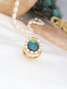 L'Atelier de Gaia Pozłacany pierścionek z cyrkoniami i perłami rozmiar: onesize. Niebieskie pierścionki L'Atelier de Gaia, z cyrkonią, pozłacane. Za 83,42 zł.