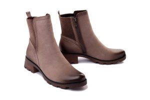 CAPRICE 25227-41 356 mud nubuc, botki damskie. Brązowe botki Caprice, na zimę, bez wzorów, bez obcasa, na obcasie, bez zapięcia. Za 439,90 zł.