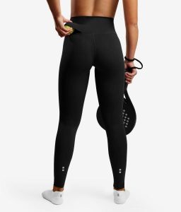 Legginsy sportowe damskie eleganckie. Czarne legginsy NORDICDOTS, bez wzorów, z materiału, z standardowym stanem. Za 365,00 zł.