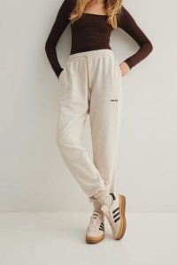 Spodnie typu jogger w kolorze LATTE MELANGE - AUSTIN-XL. Brązowe spodnie z wysokim stanem Marsala, bez wzorów, z bawełny, z podwyższonym stanem. Za 319,90 zł.