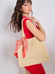 Torebka pleciona shopper z ozdobną apaszką - kremowy. Białe apaszki i chusty Sinsay, bez wzorów. W wyprzedaży za 39,99 zł.