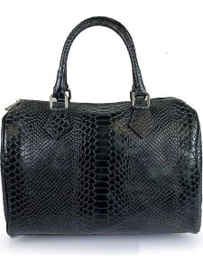 Florence Bags Skórzana torebka w kolorze czarnym - 30 x 22 x 17 cm rozmiar: onesize. Czarne torebki klasyczne Florence Bags, bez wzorów, z materiału, przez ramię, bez dodatków. Za 252,99 zł.