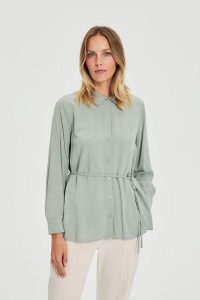 Koszula z wiązaniem oliwkowa. Zielone koszule MOODO, l, bez wzorów, z wiskozy, bez kołnierzyka, bez ramiączek. Za 119,99 zł.